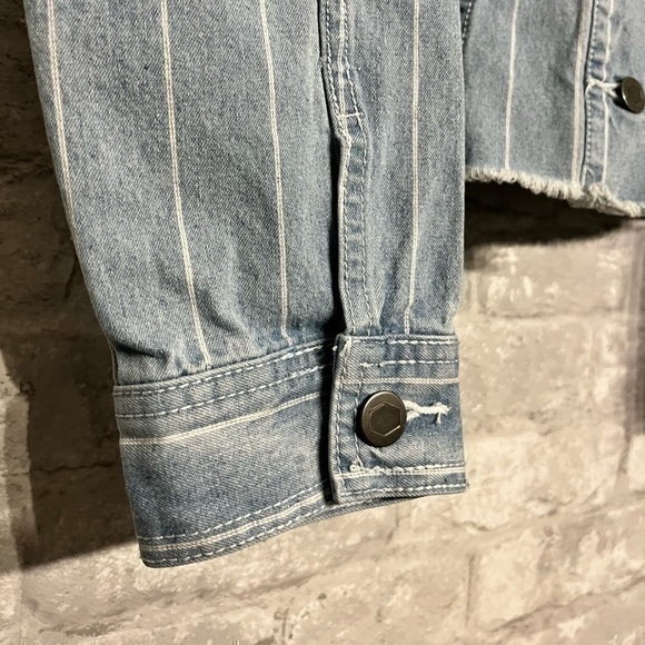 3/$30 _  RVCA  | Pause It Striped Denim Jacket washed stripe blue raw hem small - Picture 7 of 13